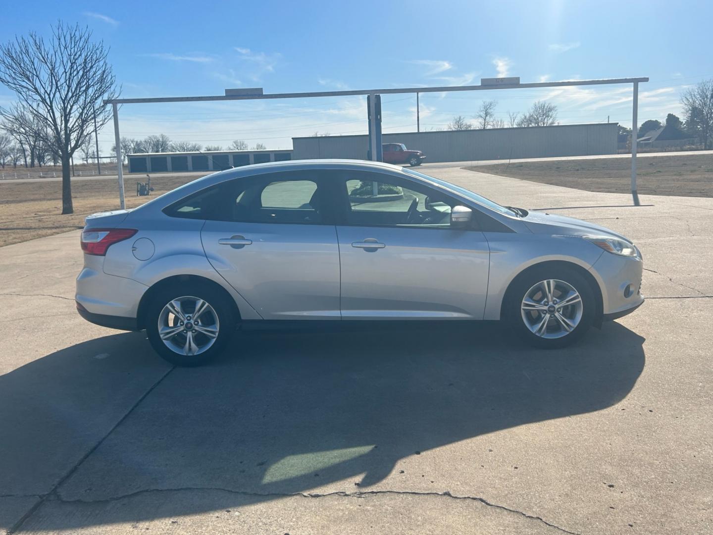 2013 Silver /Gray Ford Focus SEL FWD (1FADP3F2XDL) with an 2.4L engine, AUTOMATIC transmission, located at 17760 Hwy 62, Morris, OK, 74445, (918) 733-4887, 35.609104, -95.877060 - Photo#3